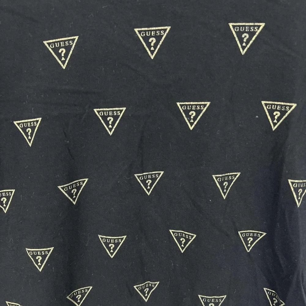 GUESS T-Shirt Mens Small Black Logo All Over Print Triangle Short Sleeve Tee EUC - Picture 4 of 7